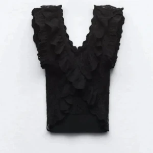 Fin Zara topp - Säljer denna Zara topp som är i nyskick!