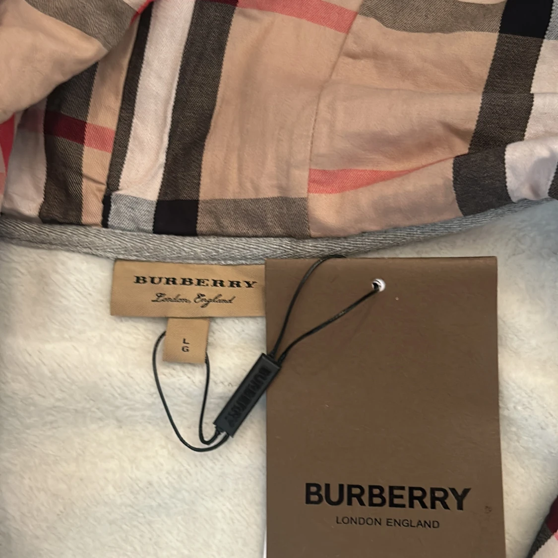 Trevligt zip-hoodie, väldigt skön. Skriv ifall du har några frågor om storleken. - 91