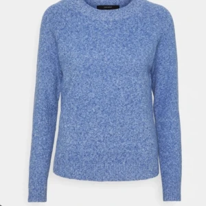 Blå stickad tröja - Säljer denna populära vero moda tröjan i bra skick.