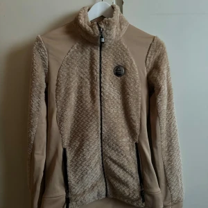 Varm ridtröja från hööks - Sand färgad varm tröja ifrån hööks, bra skick och inte använd ofta.  Köparen betalar alltid frakten!😊