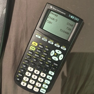 Texas instruments TI-82 STATS - miniräknare  - Miniräknare i ny skick då jag endast använt en månad innan jag bytte linje. Ny pris = 1400kr