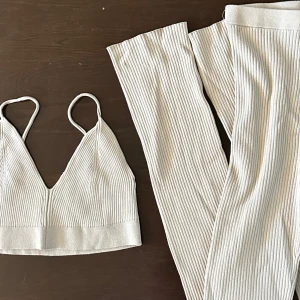 Matchande set H&M - Mjuk och stretchig set från H&M, aldrig använt den. Storlek är S på både överdelen och underdel. Skulle säga att den passar S och M i storlek 💛  200kr för båda