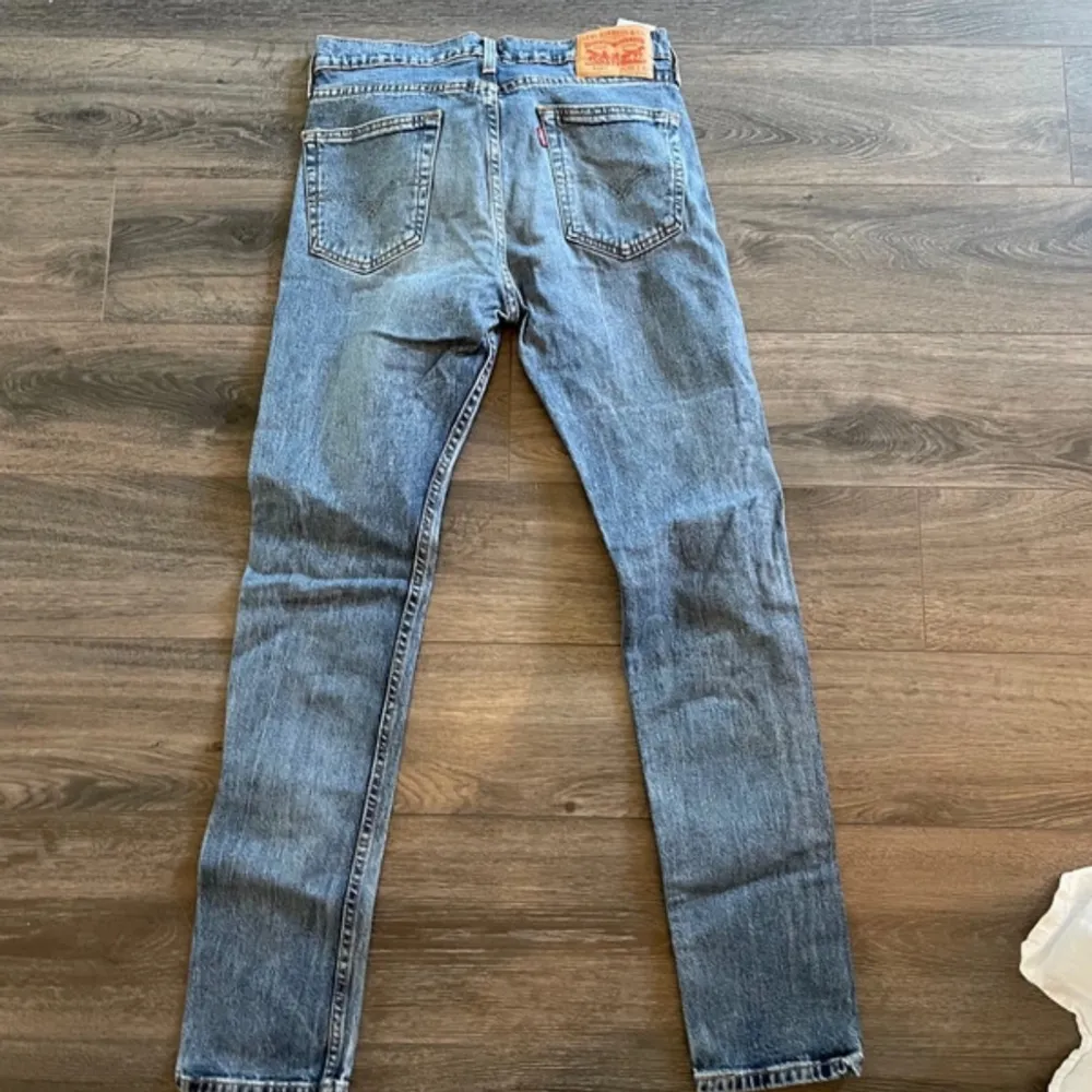 Fina raka Levis jeans, sparsamt använda och är nästan som nya. . Jeans & Byxor.