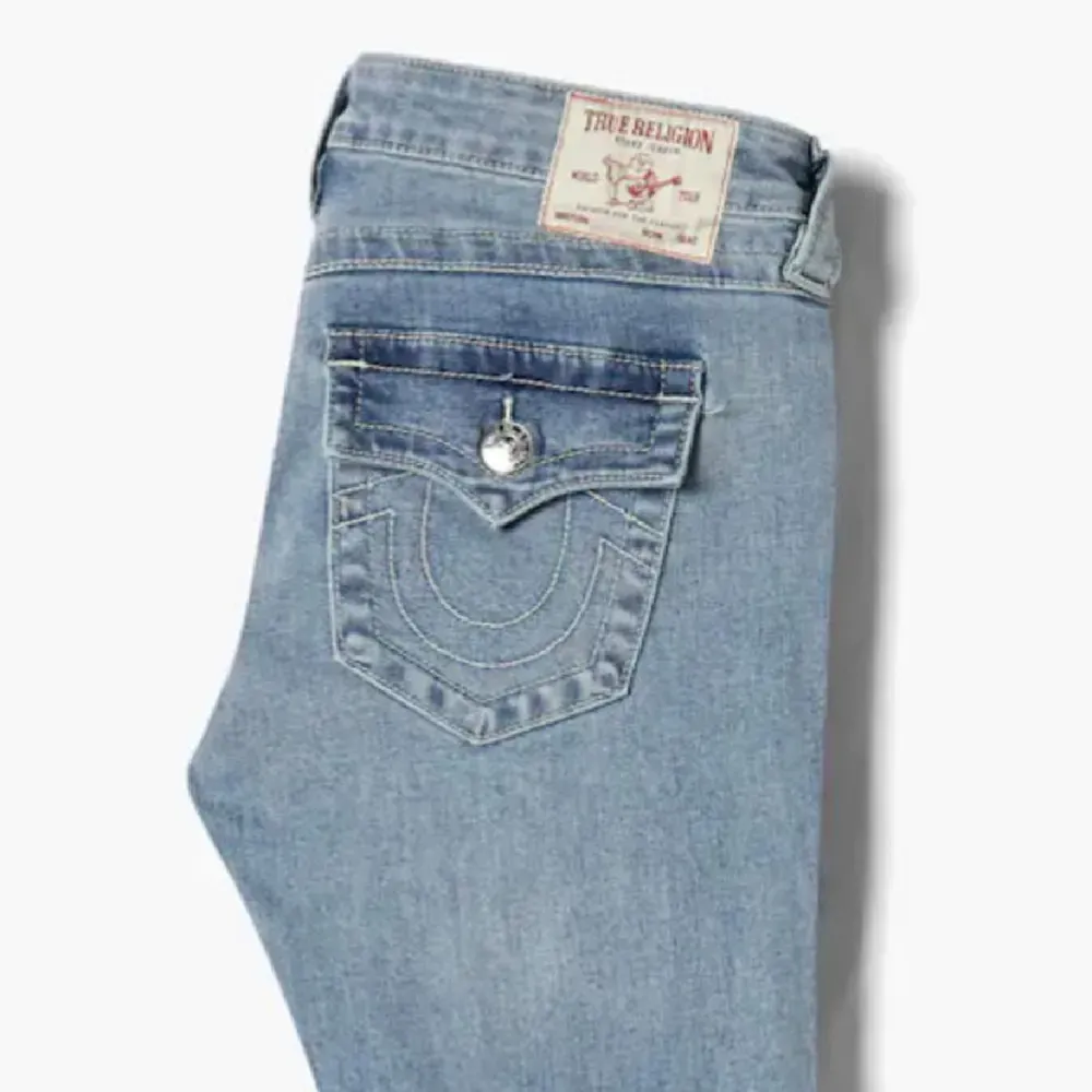 Jeans från true religion, köpt på raglady. Storlek 27 (läs sista bilden för mått) passar mig som är runt 1,65!. Jeans & Byxor.