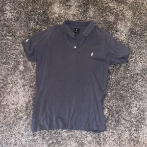 Ralph Lauren piké - En stilig Ralph Lauren piké men en riktig snygg färg. Skick 8/10, därav priset!