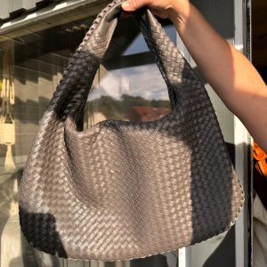 ”Musthave bag” från Design By Si - Finaste väskan från design by si!  Rymlig och får plats med dator & skolgrejer. Knappt använd så i mycket fint skick! 🤍  Orginalrpris: 605kr