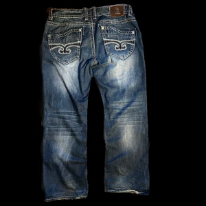 Jeans blue monkey  - W38  ytterbenslängd: 105cm innebenslängd: 70 cm. Blue monkey jeans, i väldigt bra skick förutom att de är lite slitna vid fotänden. 