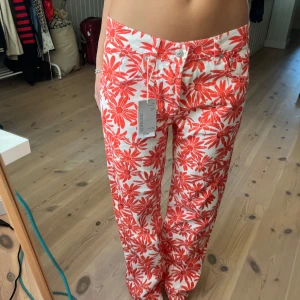 Mango jeans - Snygga mönstrade jeans från mango! Storlek s med alla lappar kvar!