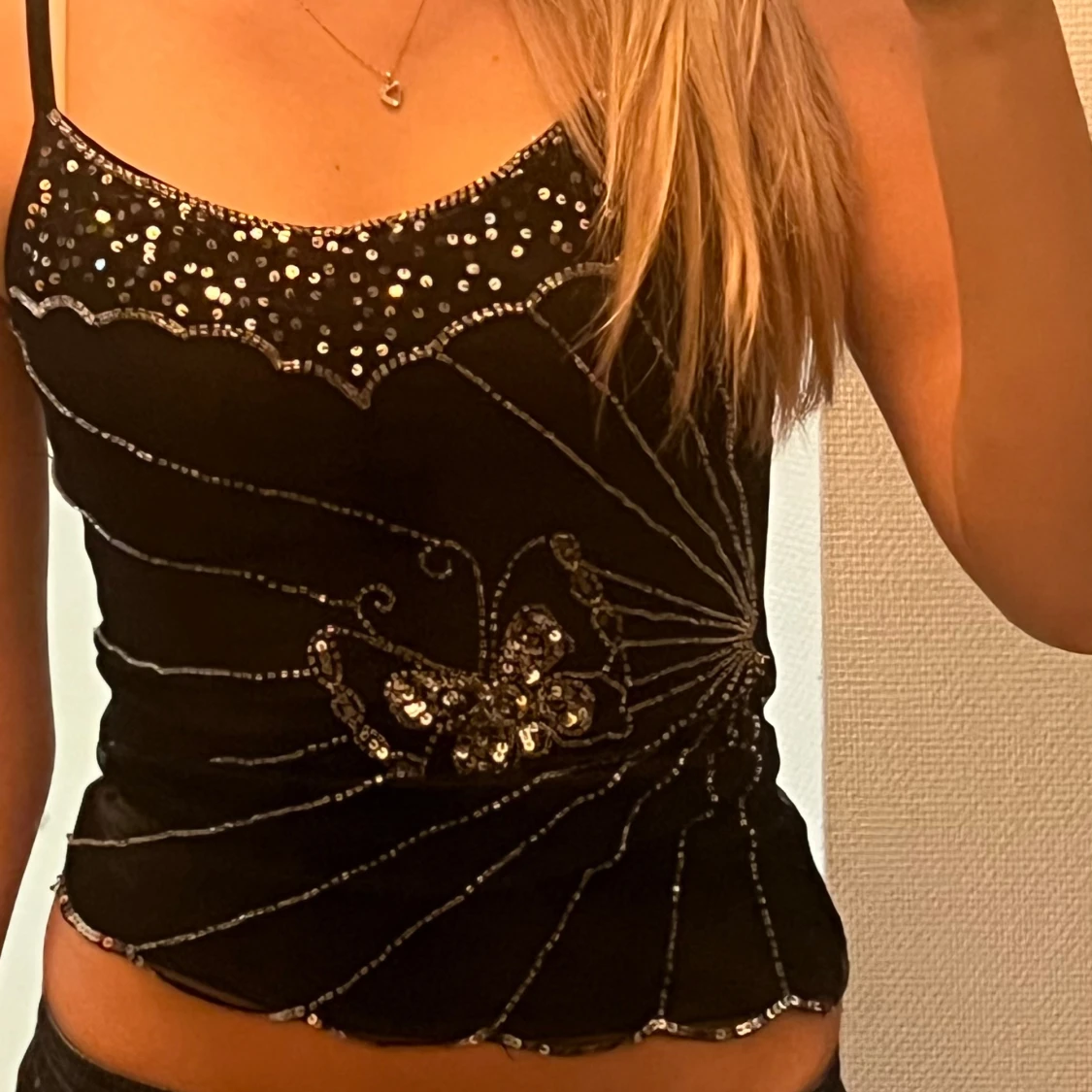 Svart linne med paljetter och fjärilsdesign - 90