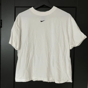 Nike T-shirt - perfekt längd på denna! slutar nedanför naveln. inga fläckar, märken eller hål, nikemärket på bröstet är svart skriv priv för mer information!!!!🤗🤗