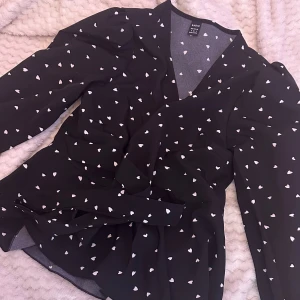 Shein blus med straps - Jättefin blus från Shein, aldrig använd bara testat den. Sitter jätefint på kroppen. 