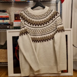 Stickad tröja - Mysig stickad tröja i storlek S, den är lite oversized men det är mysigt♡ köpte den i vintras men den har inte kommit till användning tyvärr.