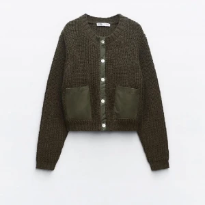 Kofta  - Grön kofta från Zara, använd fåtal gånger. Storlek S, skicka meddelande för flera bilder 💗