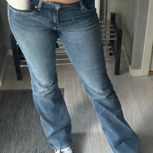 Super low Waits botcut - Säljer ett par snygga blå bootcut jeans. De har inget märke och är super low wasit. Passar dej som har s. Byxorna är andvönda 2 gånger och sitter exakt som lbt