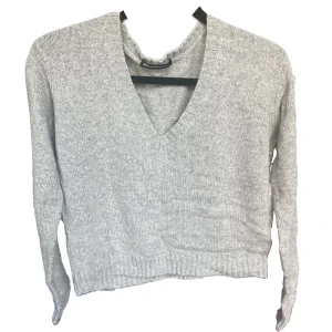 Stickad v-neck croptop Brandy Melville - Grå stickad v-neck / v-ringad croptop från Brandy Melville💕 storlek onesize