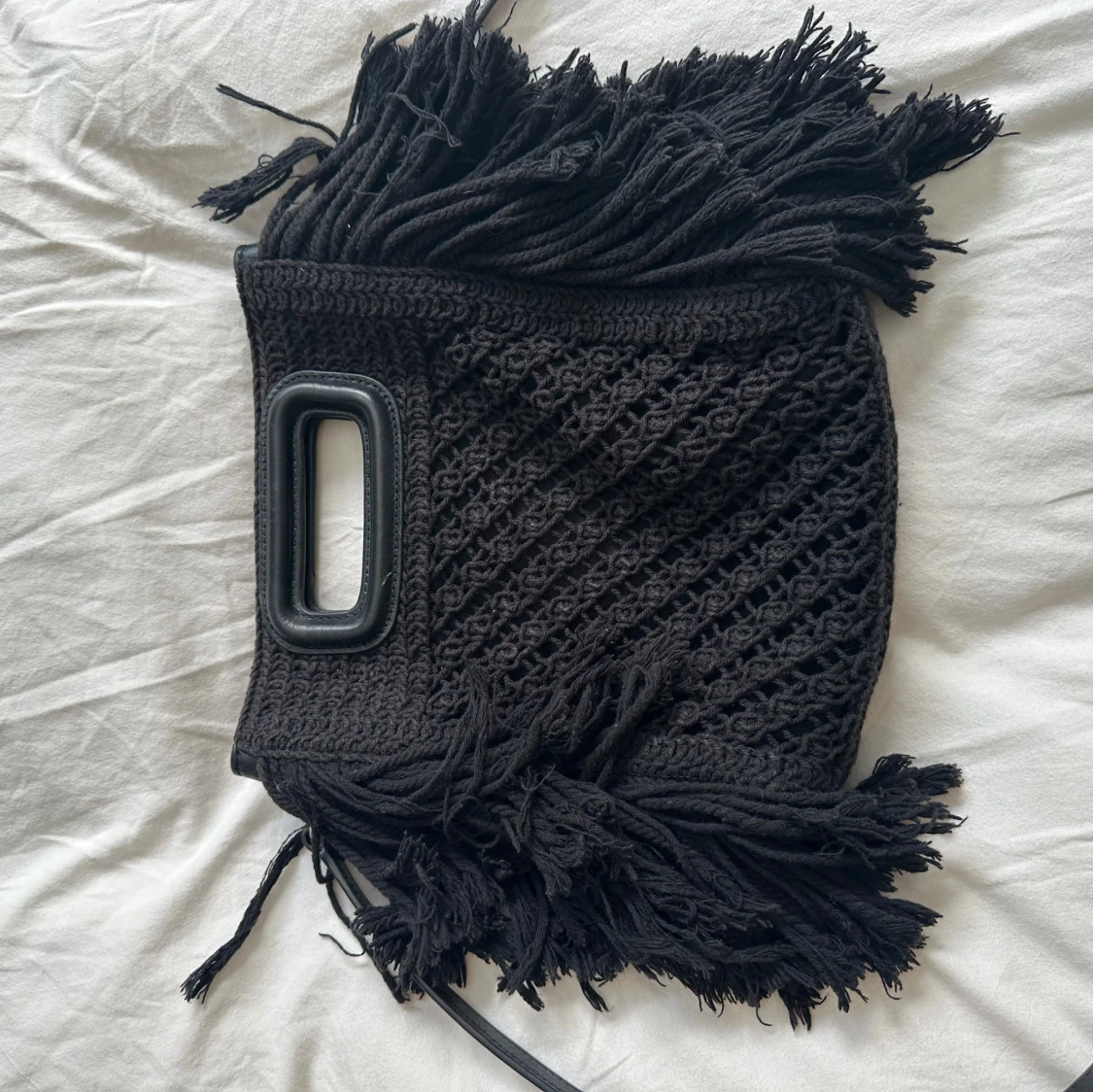 Svart stickad väska med fransar - 90