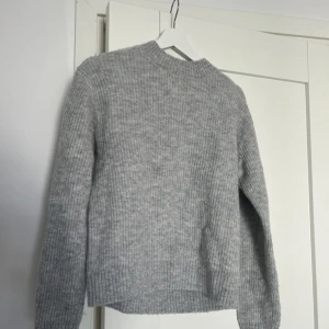 Stickad tröja - Jättefin grå stickad tröja från HM!!🤩💗jätteskön och inga defekter!