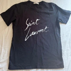 Saint Laurent T-shirt  - Saint Laurent T-shirt i väldigt fint skick, inga defekter. Storlek: S Pris kan diskutera vid snabb affär.