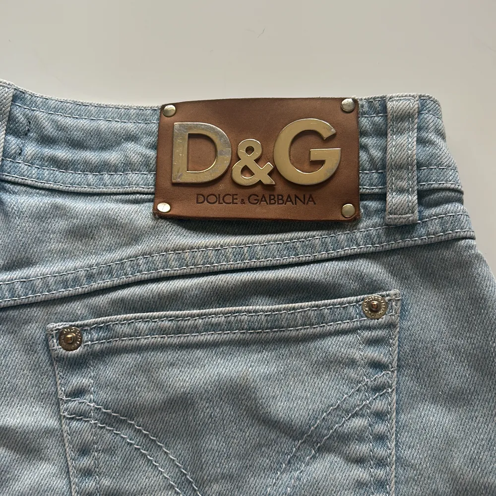 Super snygga jeans shorts med lågmidja  från Dolce & Gabbana. Bra skick! . Shorts.