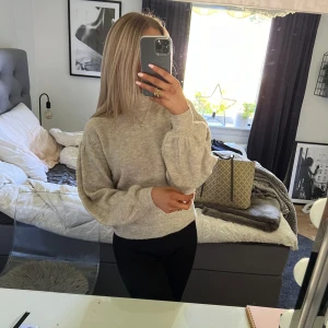 Beige stickad tröja  - Jättefin beige stickad tröja från Vero Moda, storlek Xs💛 är i bra skick!!