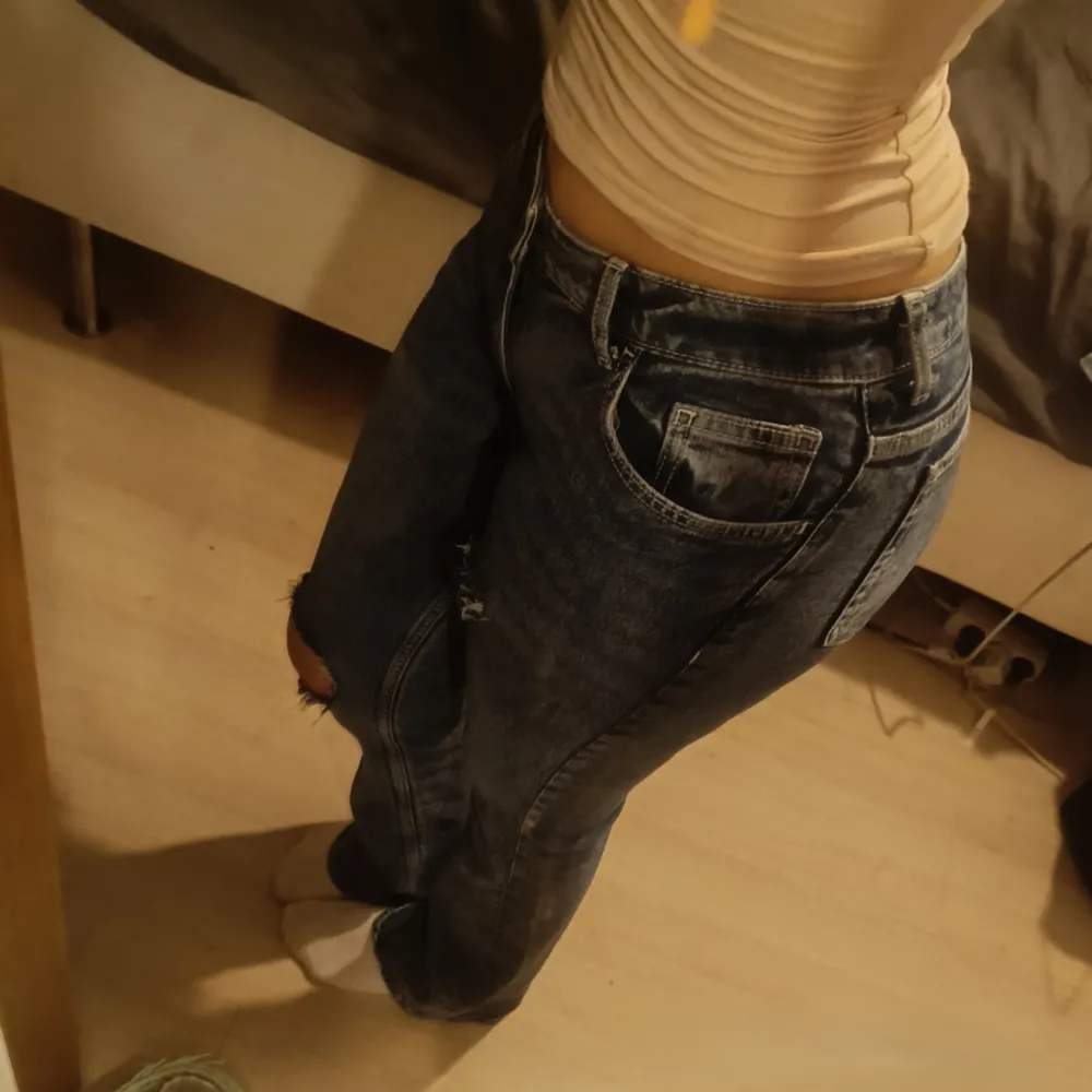 Coola utsvängdalågmidjade bootcut jeans med hål . Jeans & Byxor.