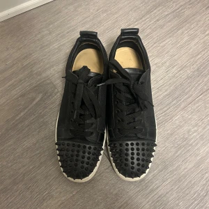 Christian louboutin skor - Loubs max använda 10 gånger, storlek 41 passar 42, dustbag och kvitto finns