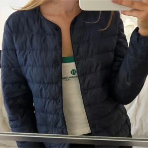 Uniqlo jacka - Superfin jacka från uniqlo, knappt använd men har dock ett litet hål på armen. Säljer då den tyvärr är lite kort i armarna 