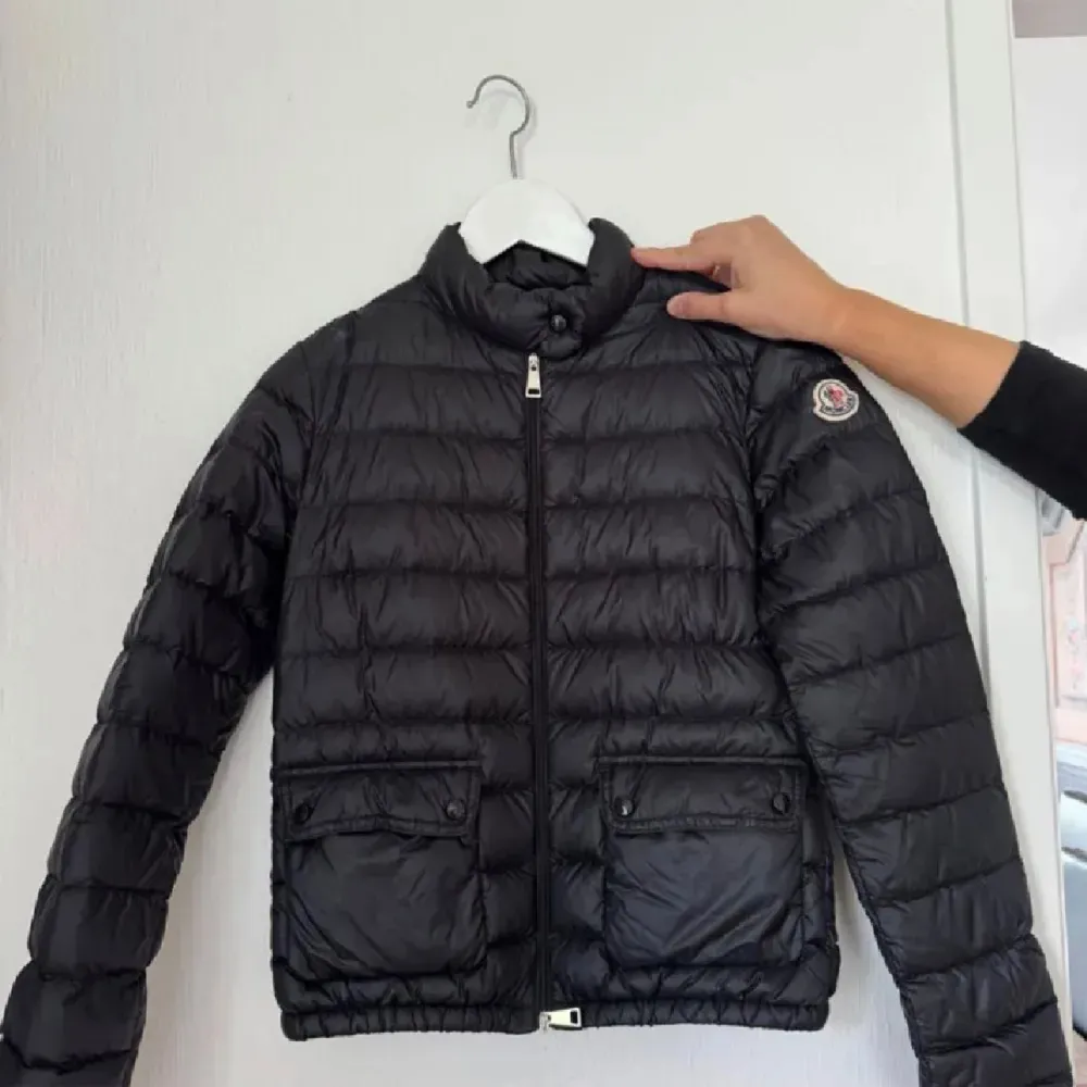 Säljer en jätte fin moncler jacka, perfekt till hösten xxs-xs barns storlek 💞. Jackor.