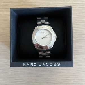 Marc by Marc Jacobs klocka! - Hej säljer denna jättefina klocka! Aldrig använd, plasten är kvar. Fick den i julklapp men den kommer inte till användning. Äldre model och gjord av rostfrit stål.🩷 Om du är intresserad av mått och fler bilder så hör av dig!💕