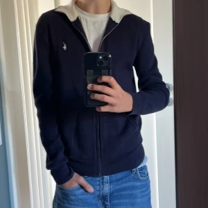 Polo Ralph lauren zip hoodie - Polo Ralph lauren zip hoodie. Riktigt snygg. Han på bilden är 165cm. Inga defekter. Skriv om ni har några frågor