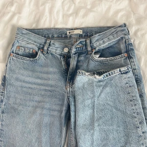 low straight jeans - säljer dessa ljusblåa low straight jeans då de inte kommer till användning! de är i strl 34 (slutsålda på hemsidan) nypriset är 499kr men säljer för 349, ev. gör ett prisförslag 