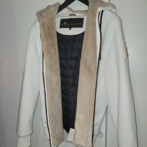 Moose Knuckles Linden bunny - Vit - Koftan är i nyskick och använd bara 1 gån. Den är köpt från johnells. Inga slitager eller skador. Nfc tagg finns för äkthet. Även online kvitto från johnells hemsida finns 