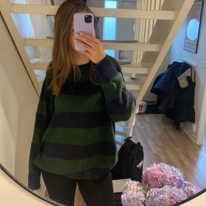 Brandy Melville stickad tröja  - Mysig stickad tröja som inte kommer till användning. Jag brukar ha S eller M och den sitter oversized på mig❤️