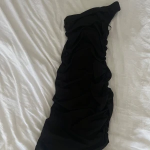 Klänning  - One shoulder klänning 