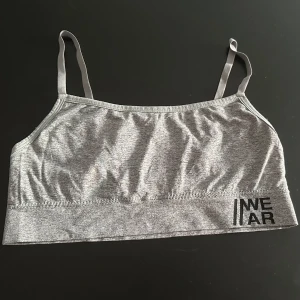 Sport-bh - Sport-bh från Cubus. Knappt använd men blivit lite noppig efter tvätt. Tyvärr saknas även vadderingen som hört till.