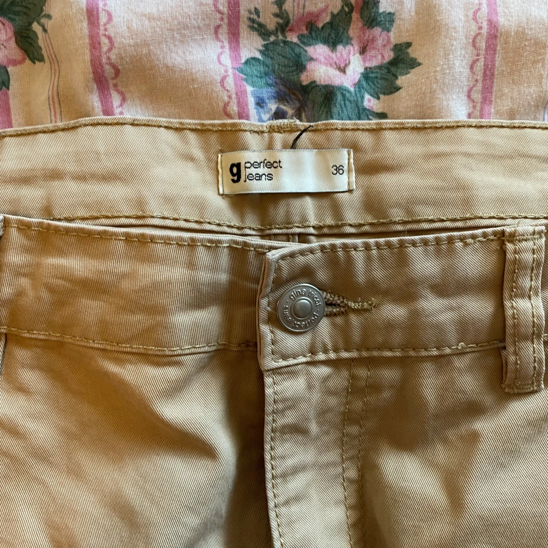 Beige cargobyxor från Ginatricot - 91