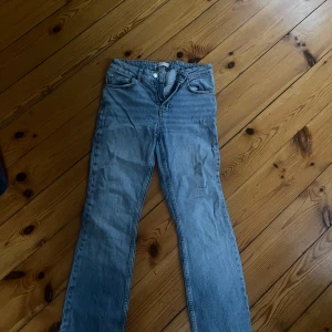 Lågmidjade trendiga jeans från Gina - Har vuxit ur dessa knappt använda jeans från Gina!!! Super snygga annars och verkligen perfekt passform. Passar mig bra som är 170💓💓