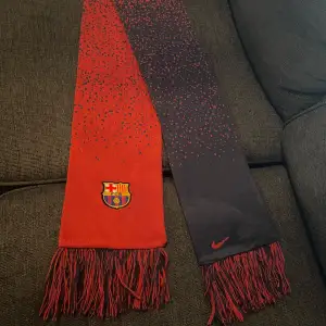 Säljer min FC Barcelona Nike halsduk, då jag inte har någon användning för den. Halsduken är 150 cm lång och 19 cm bred. Hör gärna av dig om du har några frågor. Priset går att diskuteras.