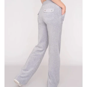 Grå juicy couture byxor  - Byxan har använts. Säljer pågrund av att den inte kommer till användning längre. Byxan har små spår av franslim som du själv kan ta bort men annars märks det inte. 