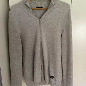 Helzip tröja - Säljer en Helzip tröja utan luva från Jack and Jones för att jag helt enkelt aldrig använt den. Är i nyskick och i storlek M