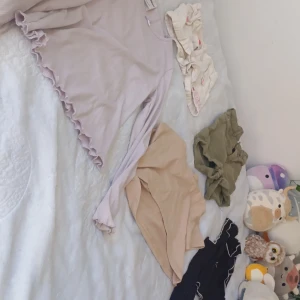 Allt för 30kr - Skriv till mig om ni vill ha så säger jag storlek allt är imällan 140-160