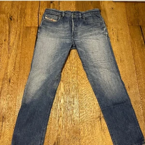 Diesel Jeans Slim - Sjukt feta jeans från det italienska märket diesel i väldigt fint skick. Storlek 32, alltså 32/32. Nypris cirka 1,6-2k. Hör av er vid frågor!