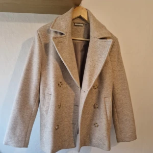 Beige kort kappa - Beige kappa som tyvärr är för stor för mig. Använt fåtal gånger. Den är i XS men passar en M!
