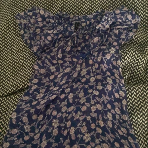Säljer jätte söt blus  - Jätte söt blus ifrån mango köpt för 350kr i stolek m men passar s 💞💞