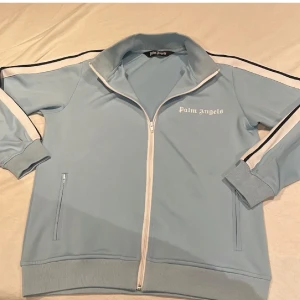 Palm angels  - Säljer en helt ny ljus blå palm angels kofta för endast 450 kr, kan gå ner till 400 om affären går snabbt, den är i storelk M