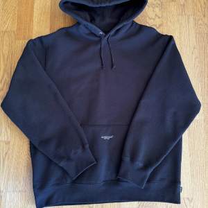 En svart Supreme hoodie helt oanvänd, endast testad, köpt på Supreme i Berlin för 168 euro 1905 SEK, kvitto finns, storlek M