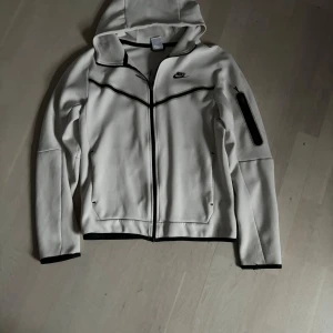 Nike tech fleece - Nike tech fleece og nypris va 1300kr säljer för det ej används bra kondition pris kan diskuteras