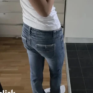 Lågmidjade jeans - Hej! Säljer dessa lågmidjade jeans som jag har köpt här på Plick, dem kommer inte till användning så det är därför jag säljer dem, dem är i bra skick! Skriv ifall det behövs mer bilder eller mått (OBS bilder från gamla ägaren💗) 