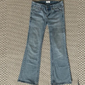 Lågmidjade jeans - Hej! Jag säljer mina lågmidjade jeans som aldrig kommer till användning, jag har sprättat upp dem där nere men annars är dem i jätte bra skick💗 skicka frågor om bilder eller om mått om det behövs!