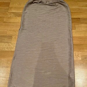 Beige lång kjol - Min syster beiga lång kjol. Kontakta vid minsta fundering
